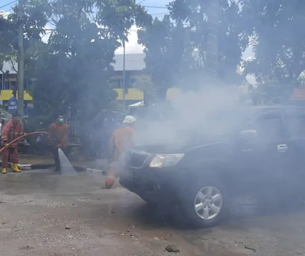Mobil Terbakar di Pekanbaru 