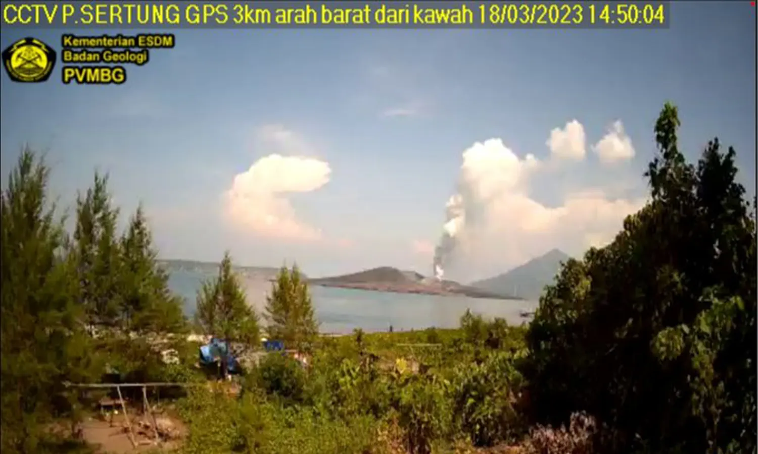 Gunung Anak Krakatau Dua Kali Erupsi Hari Ini