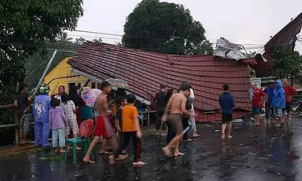 Hujan Deras Dan Angin Kencang Rubuhkan Puluhan Rumah Warga Dan City Mall di OKU, Sumatera Selatan