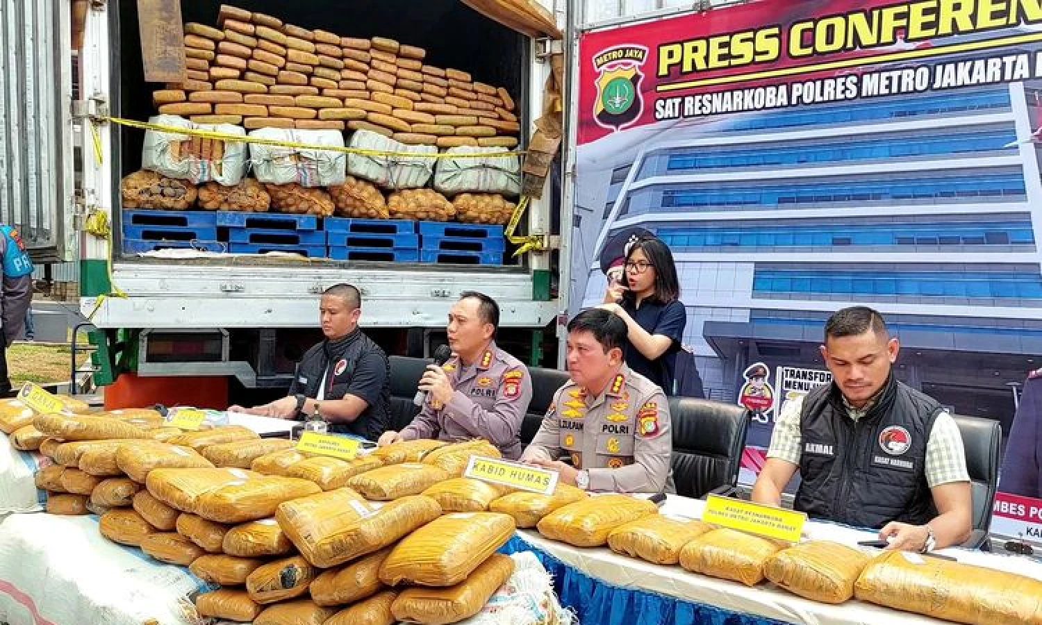 Dijanjikan Uang Rp150 Juta, Kurir Ekspedisi Sayur Ditangkap Bawa Ganja 304 Kg