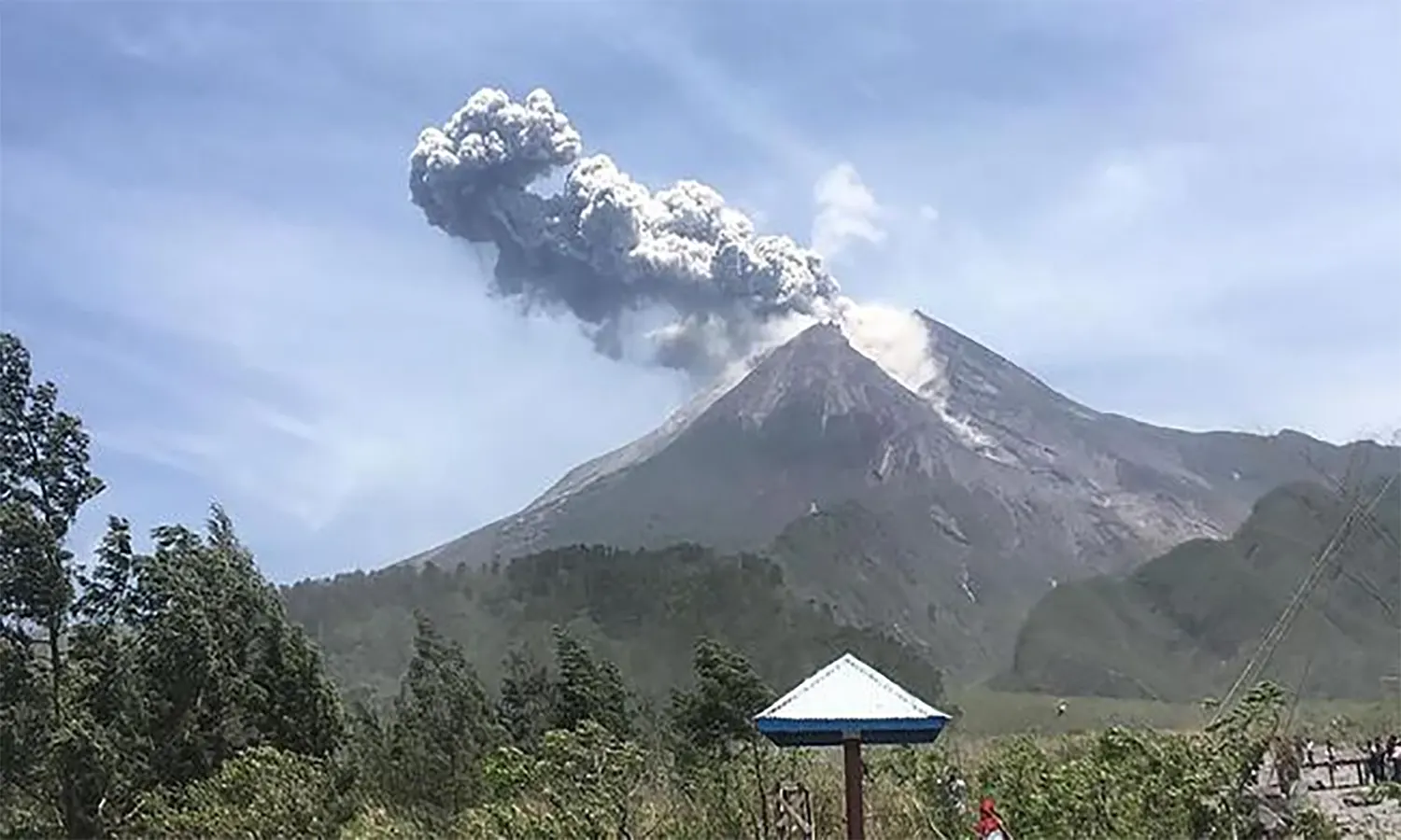 Status Waspada, Gunung Marapi di Sumbar 4 Kali Erupsi Sejak Pagi