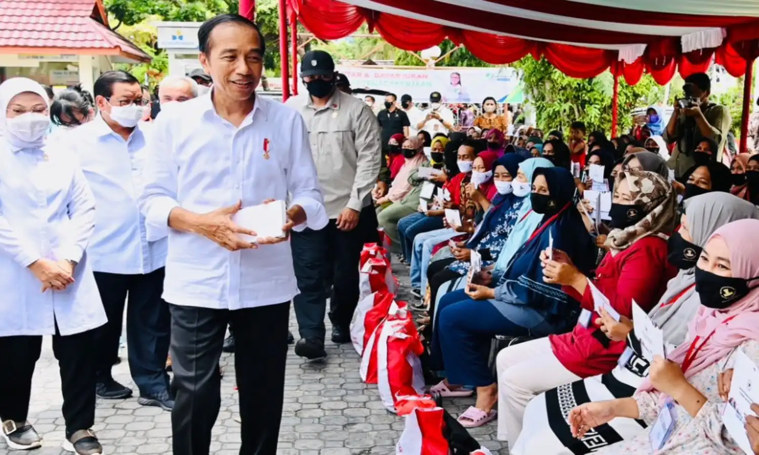 Guru Besar Ekonomi Kritik Kepentingan Bantuan Sosial: Demi Politik atau Rakyat? 