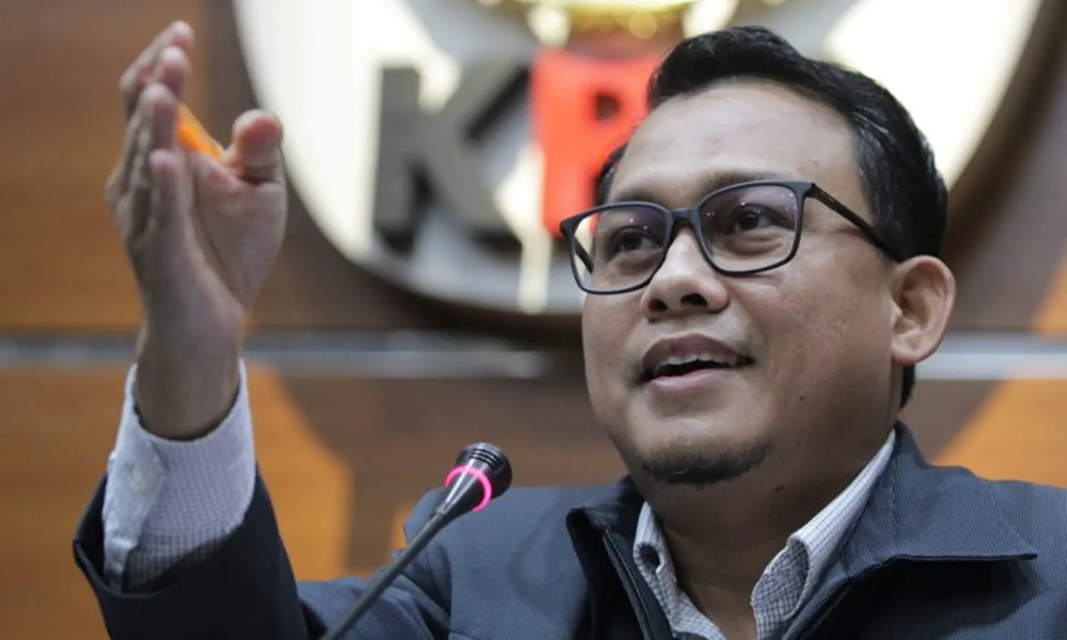 KPK Limpahkan Barang Bukti dan Tiga Tersangka Penyuap Bupati Mamberamo Tengah ke Tim Jaksa