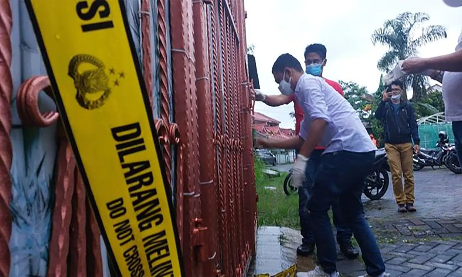 Polisi Kembali Gelar Olah TKP Rumah Keluarga yang Tewas di Kalideres