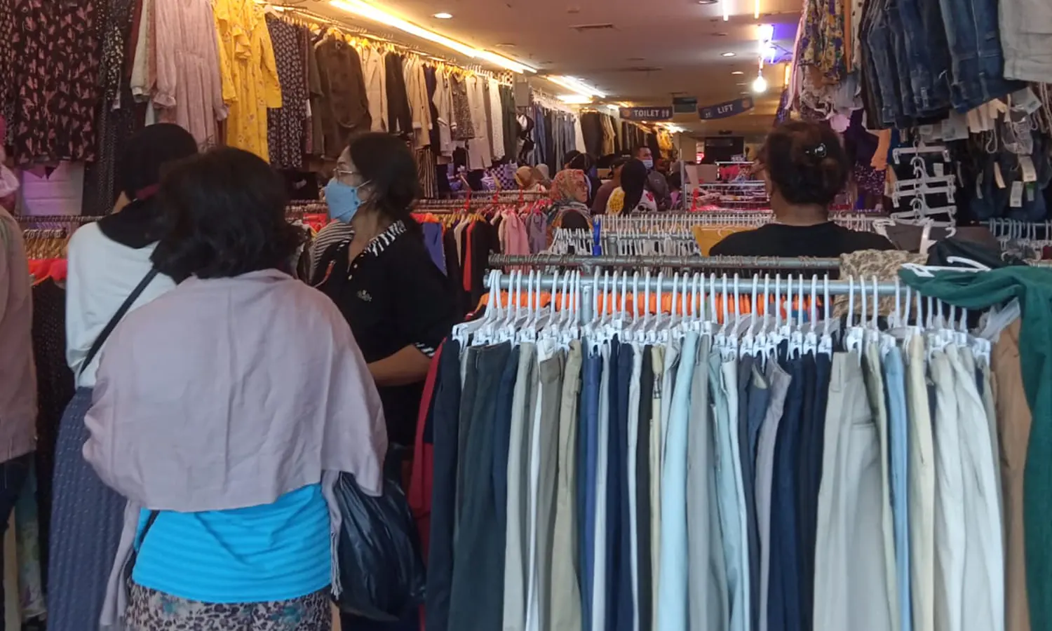 H-9 Nataru, Volume Pengunjung di Pasar Senen Jaya Masih Normal