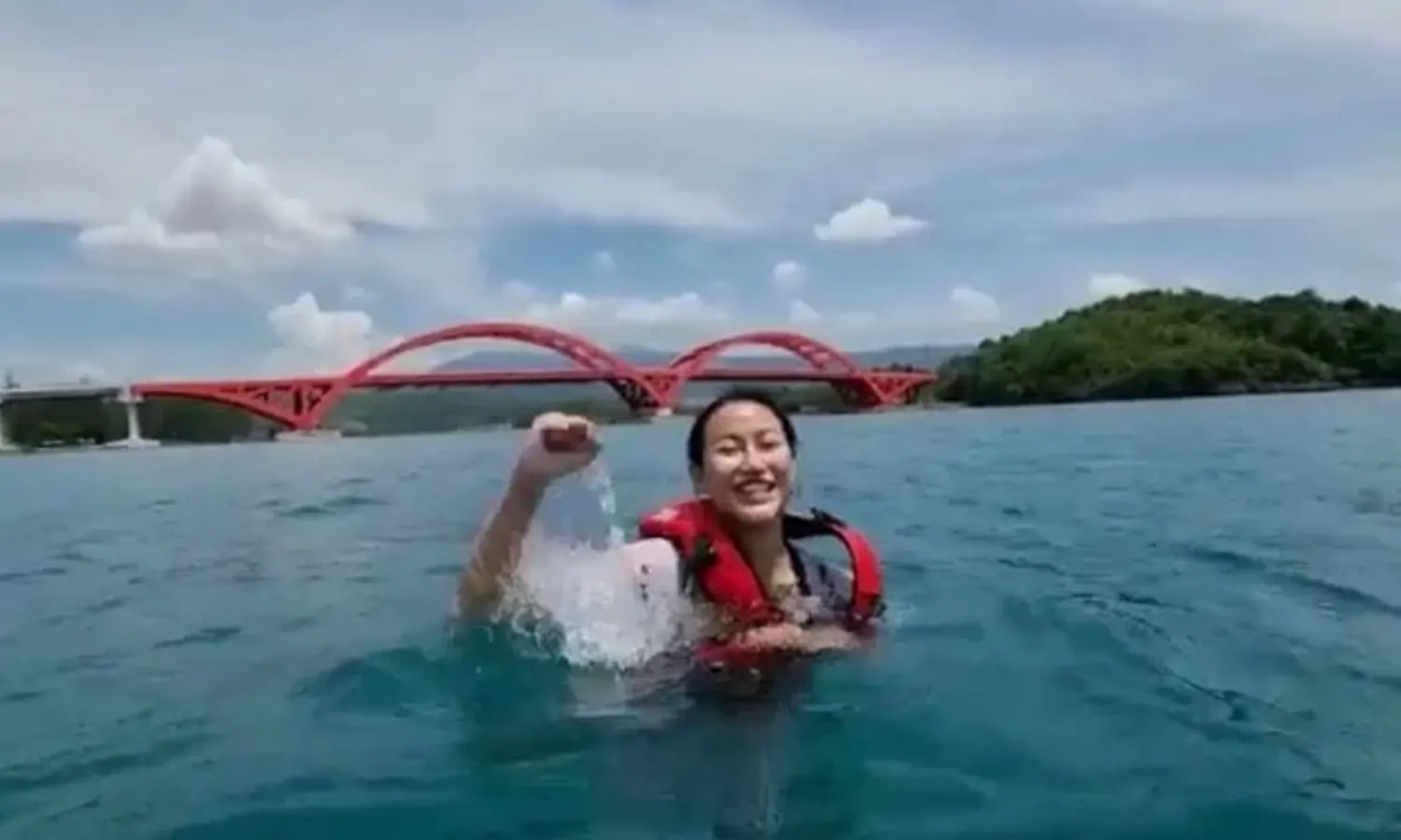 Dukung PON XX, Putri Indonesia Ayu Maulida Putri Nekat Berenang di Laut