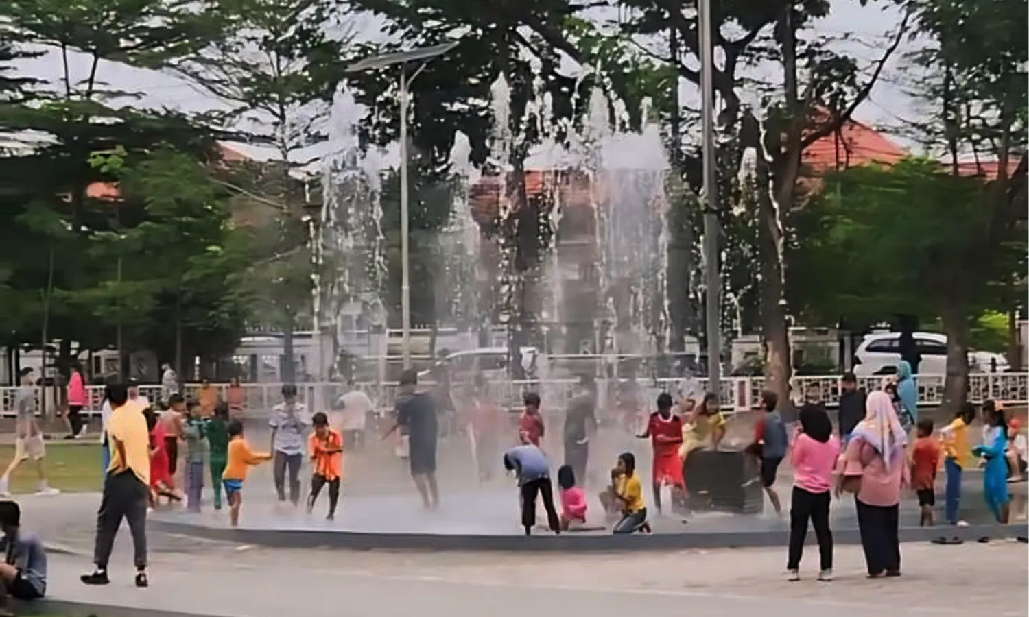 Air Mancur Lapangan Adam Malik Jadi â€™Water Parkâ€™, Kesadaran Masyarakat Dipertanyakan