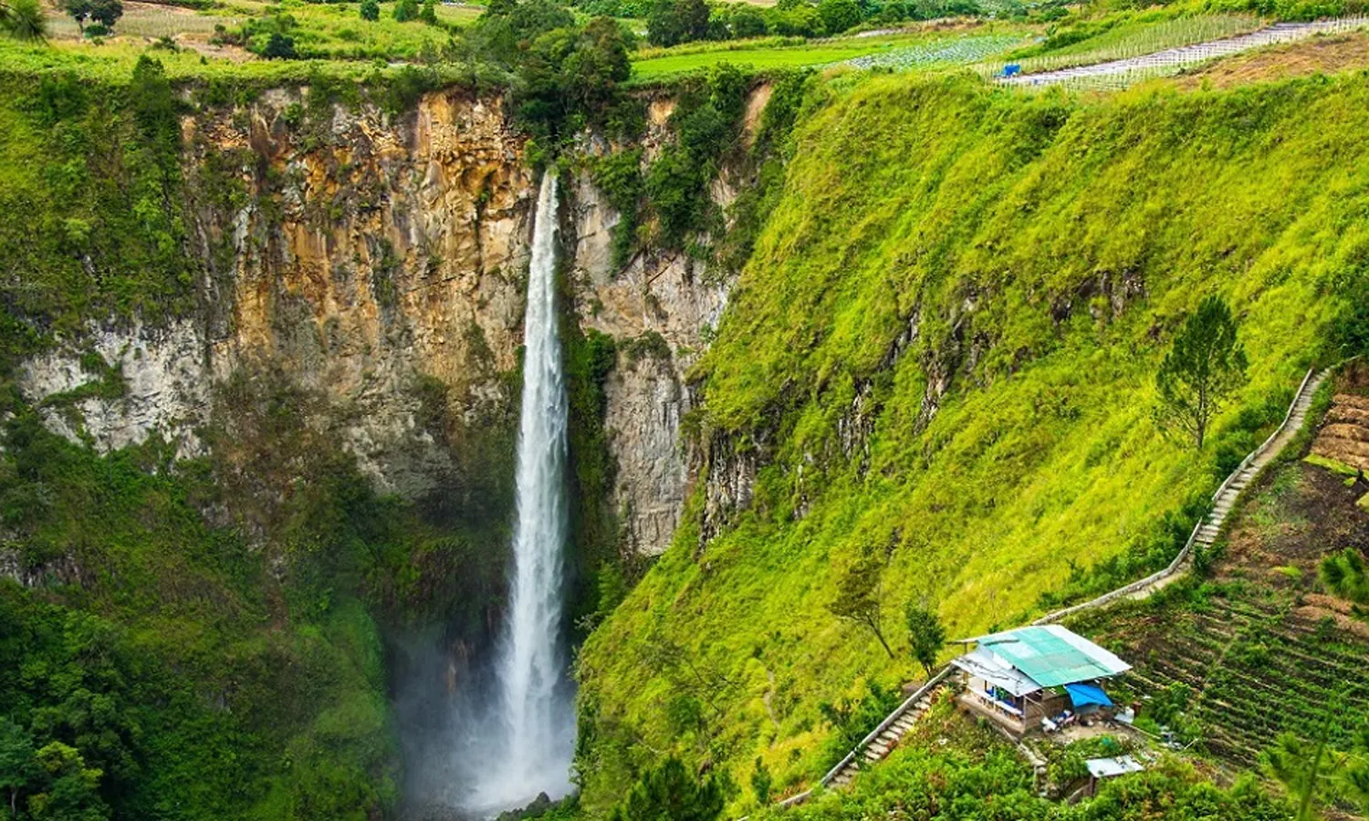 10 Air Terjun di Indonesia Terindah, Wajib Masuk Bucket List Liburan Kamu!