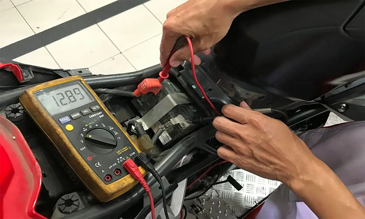 Agar Tetap Awet, Begini Cara Merawat Aki Sepeda Motor yang Tepat