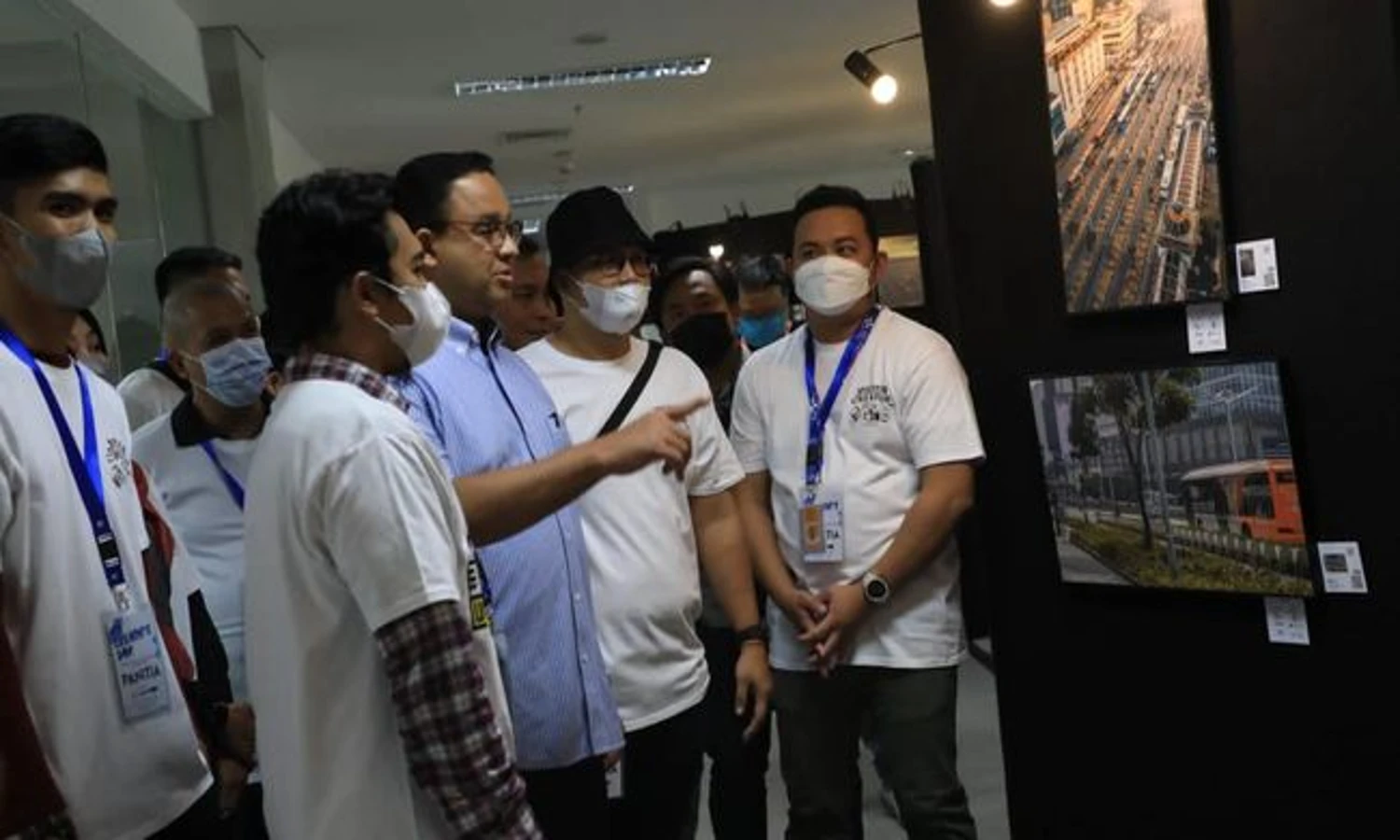 Anies Buka Pameran Foto Ruang Ketiga Jakarta