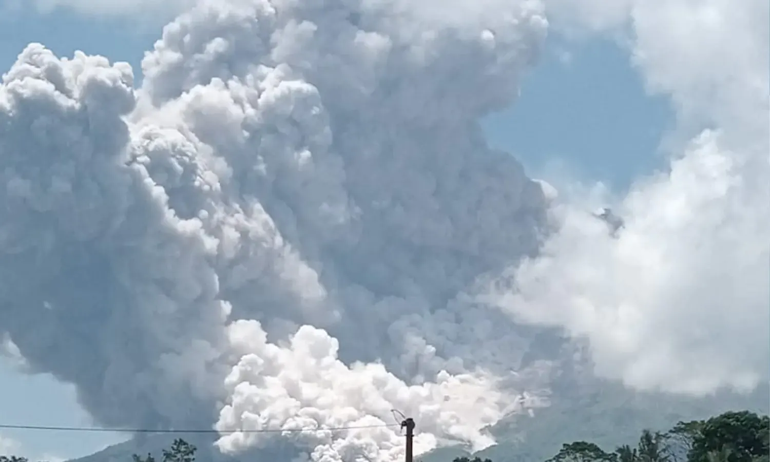 Gunung Merapi Luncurkan Dua Kali Awan Panas pada Selasa Pagi