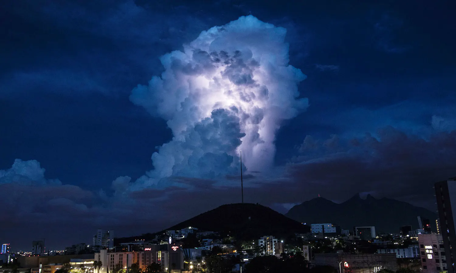 Yuk Kenali Awan Cumulonimbus: Ciri-ciri, Jenis, Proses, dan Dampaknya