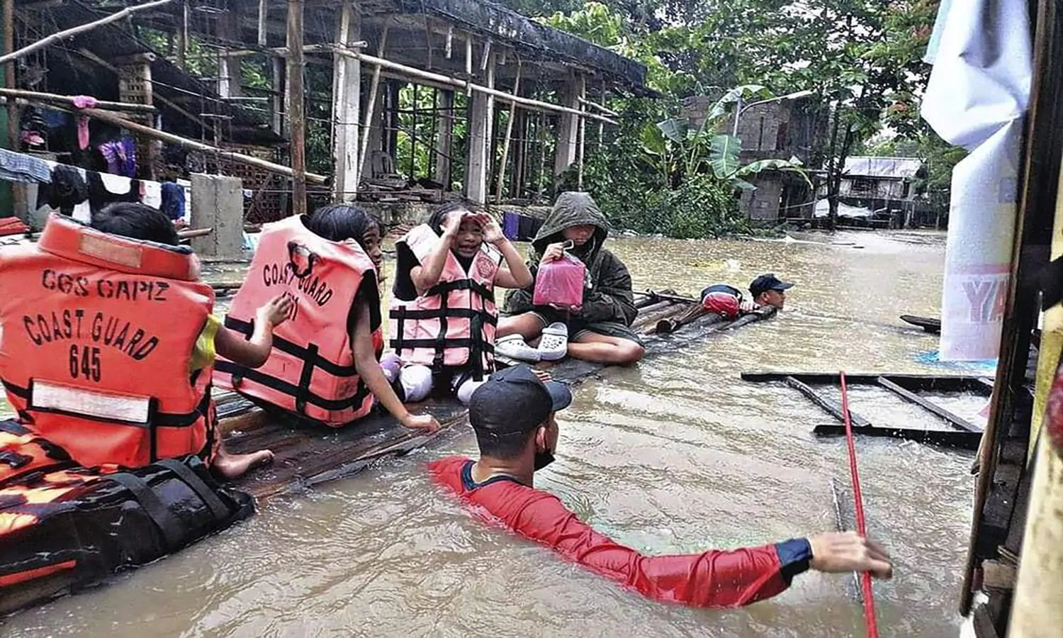Badai Megi Tewaskan 43 Orang di Filipina