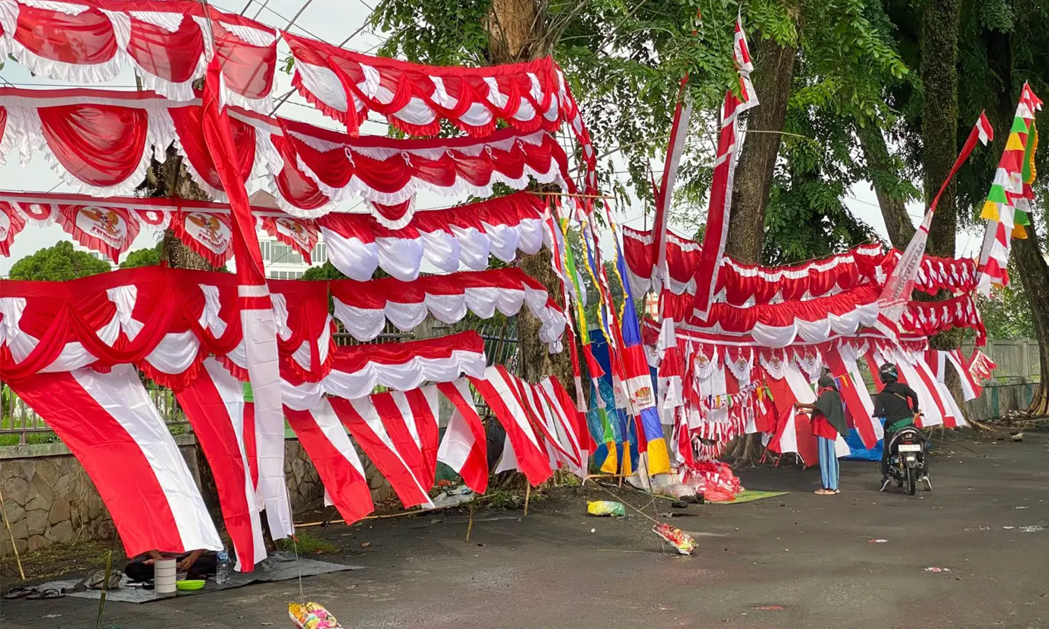 Pedagang Bendera Musiman di Medan Mengeluh Ditertibkan, Minta Wali Kota Kasih Ruang Berjualan hingga 17 Agustus