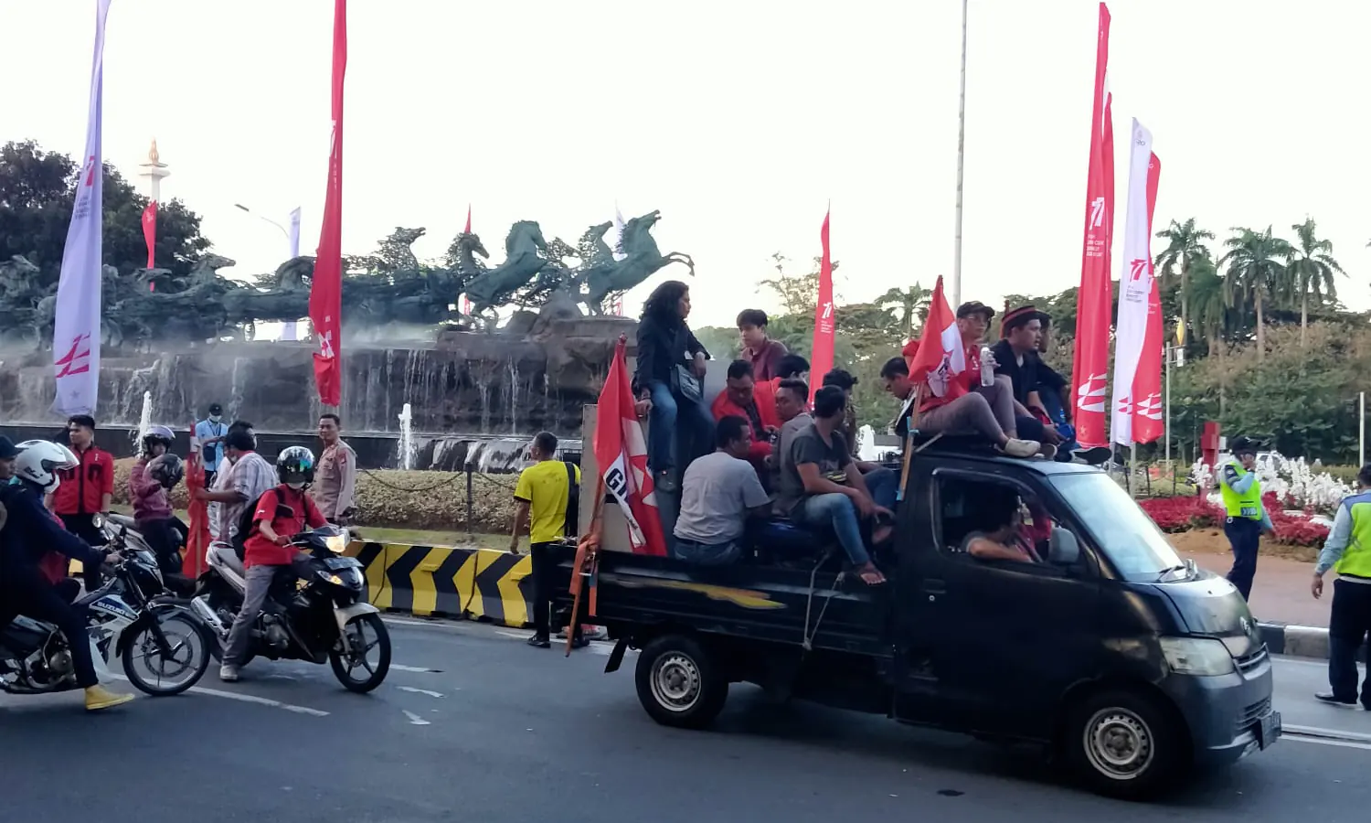 Tembus Kawat Istana, BEM Nusantara Demo Tolak Kenaikan Harga BBM