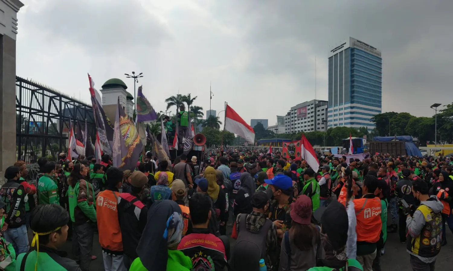 Ribuan Ojol Serbu Gedung DPR RI, Tolak Kenaikan Harga BBM