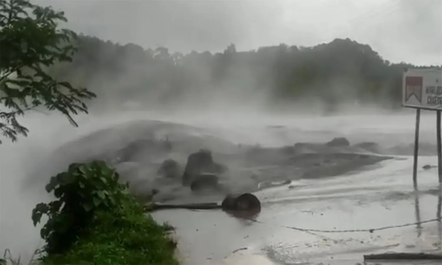 Terjebak Lahar Dingin Semeru, 8 Warga Harus Diselamatkan dengan Alat Berat!