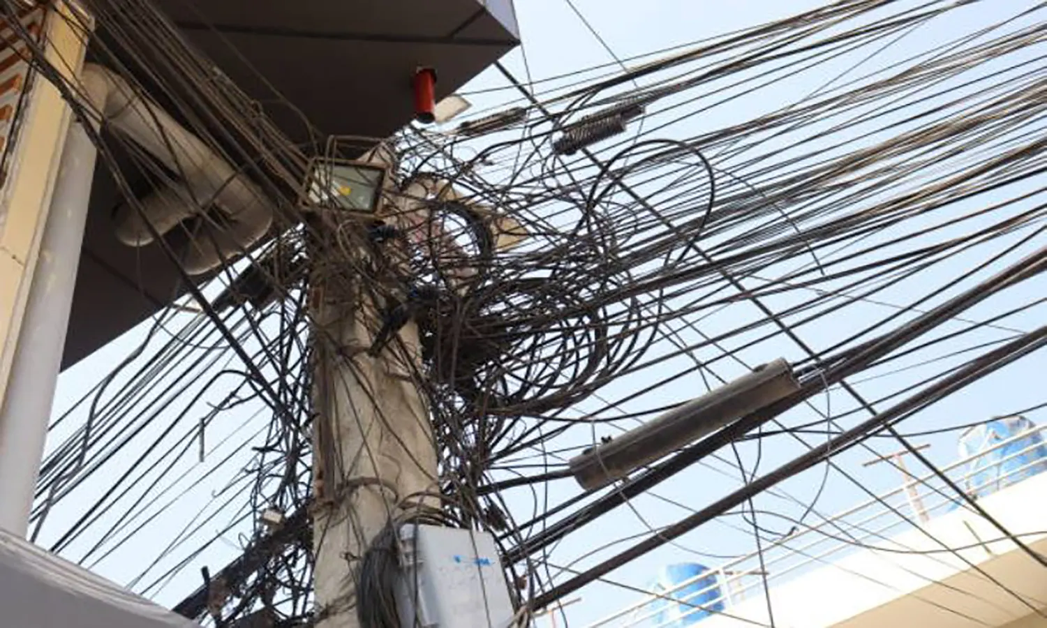 Kabel Menjuntai Kembali Makan Korban, Pemotor Tercekik