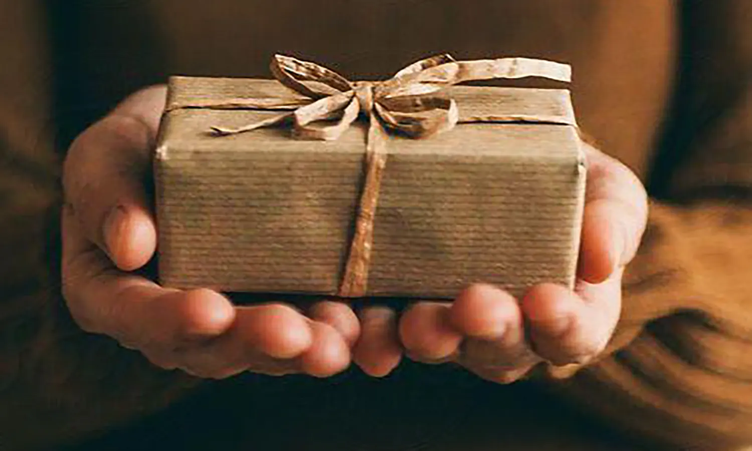 Jauh di Mata, Dekat di Hati! Ini 10 Ide Kado untuk Cowok LDR yang Spesial dan Berkesan
