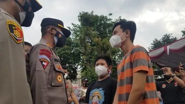 Kapolres Tanggerang Angkat Jadi Anak Dua Kakak Beradik Yang Orangtuanya Meninggal Akibat Covid-19