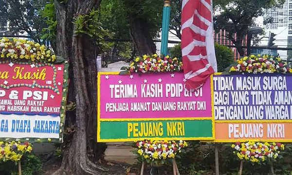 Karangan Bunga Berjejer di DPRD Dukungan Interpelasi Formula E