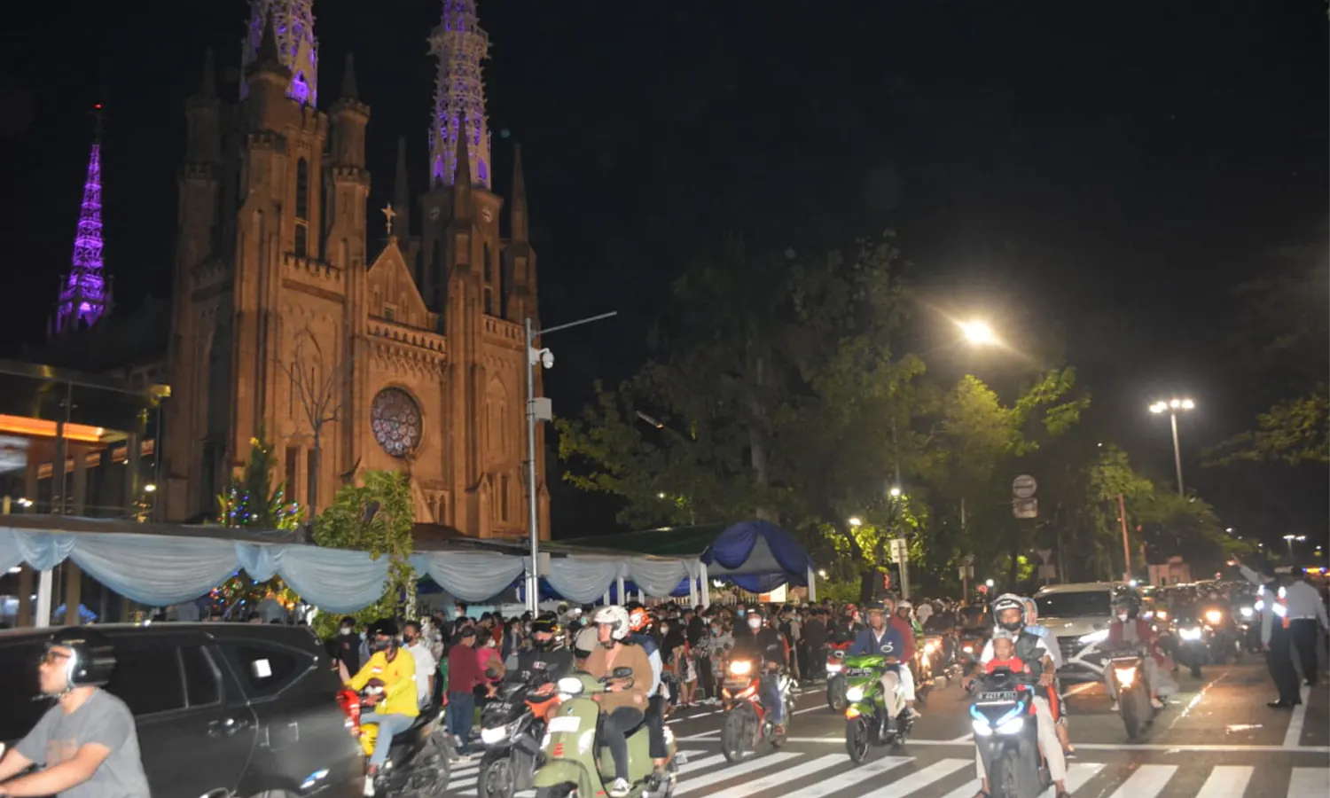 Malam Misa Natal, Arus Lalu Lintas Sekitar Gereja Katedral Jakarta Terpantau Ramai Lancar