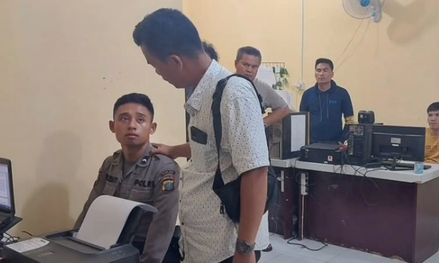 Diduga Tak Sabar Antri di ATM, Sesama Polisi Adu Jotos