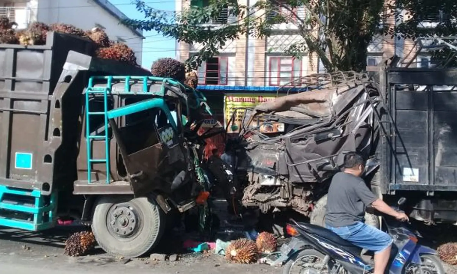 Dua Truk Fuso Laga Kambing di Jalur Binjai Menuju Stabat