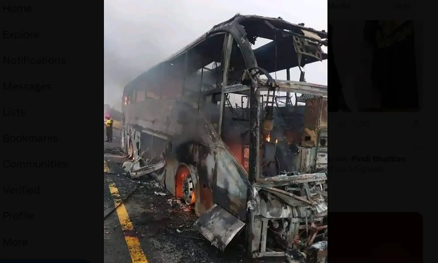 Bus Terbakar Hebat usai Tabrak Van Pengangkut Bahan Bakar di Pakistan, 18 Orang Tewas