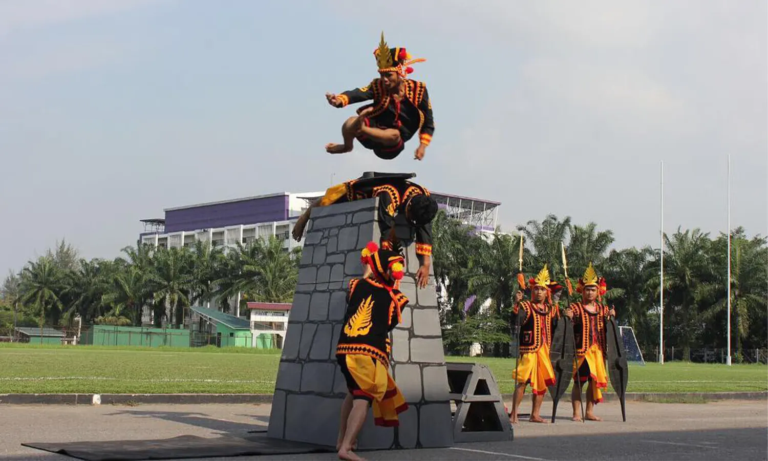 Tradisi Lompat Batu Nias: Sejarah, Makna, dan Keunikannya