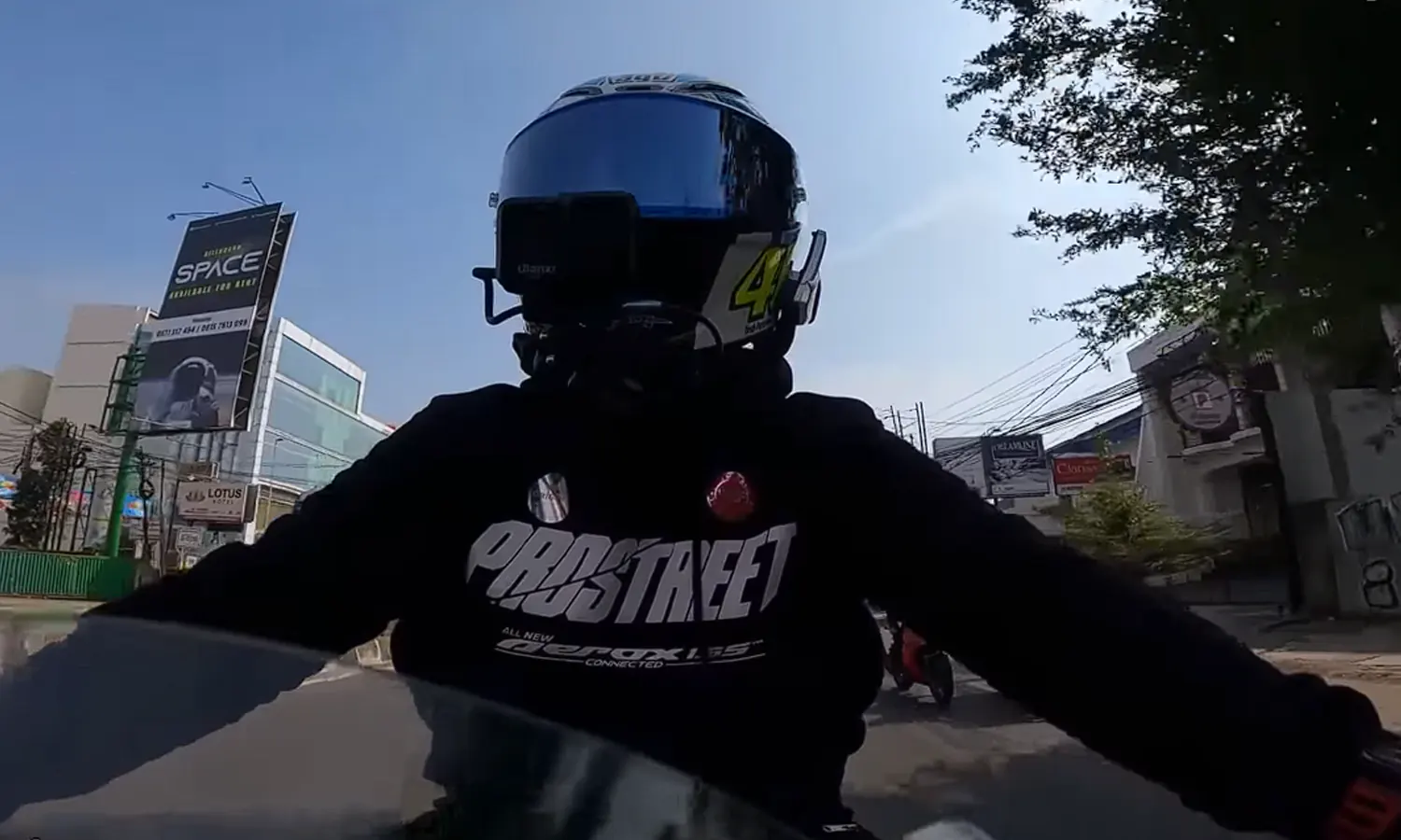 Antisipasi Kecelakaan, Ini Cara Aman Nge-Vlog Ketika Mengendarai Sepeda Motor