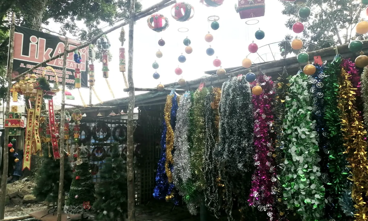 Sejak Pandemi COVID-19, Omset Pengrajin Aksesoris Natal Turun Drastis