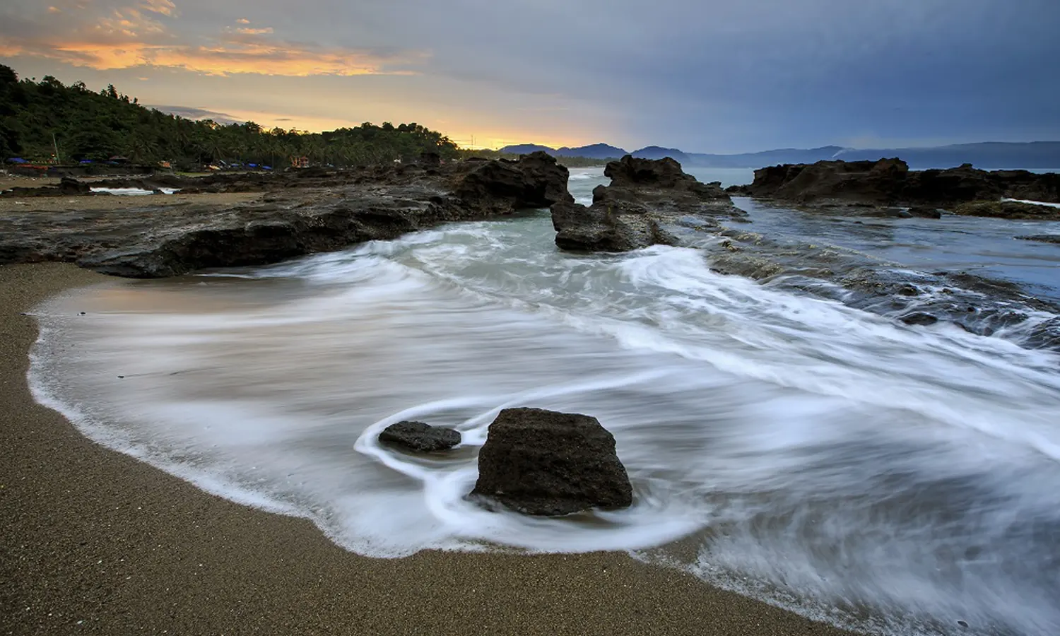 10 Tempat Wisata Pantai di Sukabumi Indah dan Favorit Wisatawan