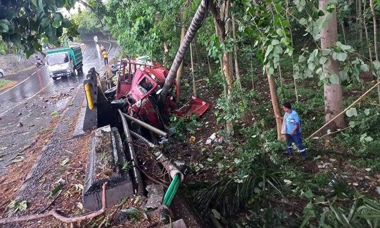 Diduga Rem Blong, Truk Tangki BBM Terbalik ke Kebun Salak di Tapsel