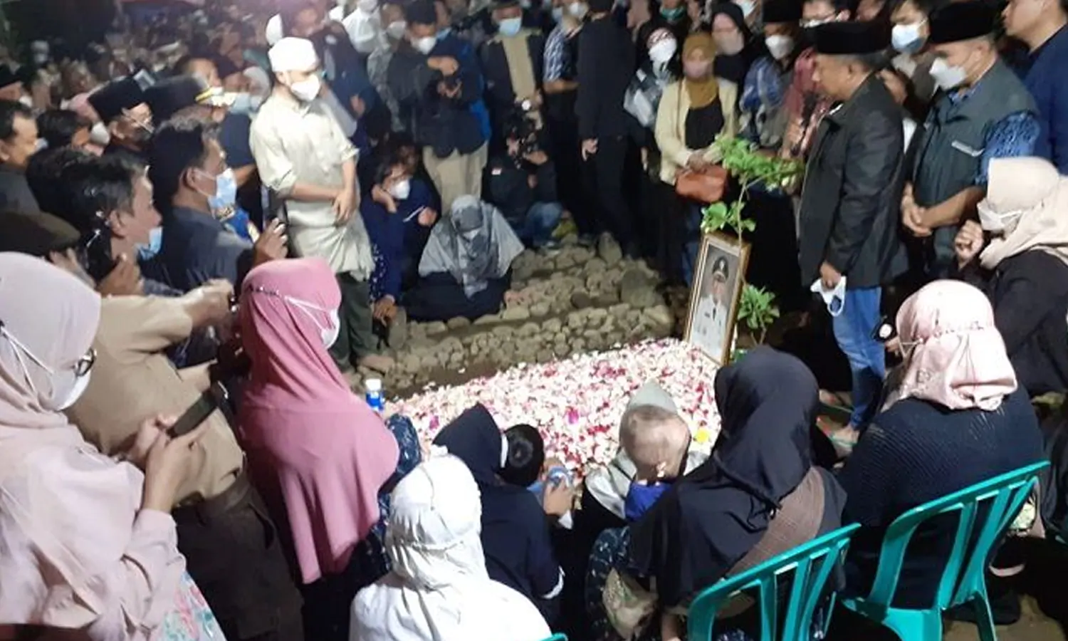 Walikota Bandung Dimakamkan disamping Makam Orangtuanya di Tasikmalaya