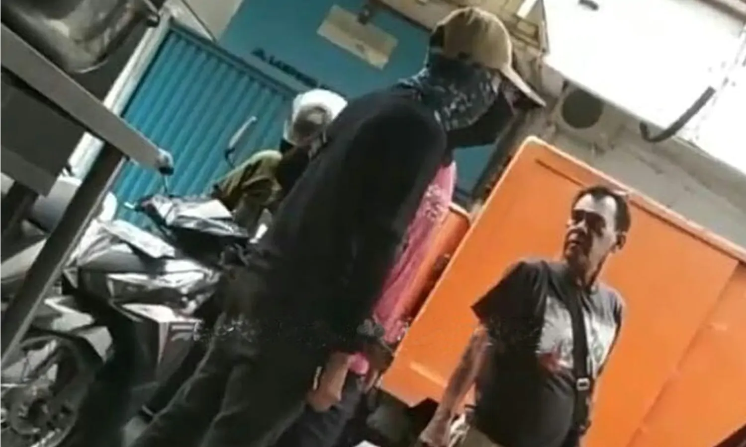 Aksi Preman Malak Sopir Mobil Minuman Viral di Medsos