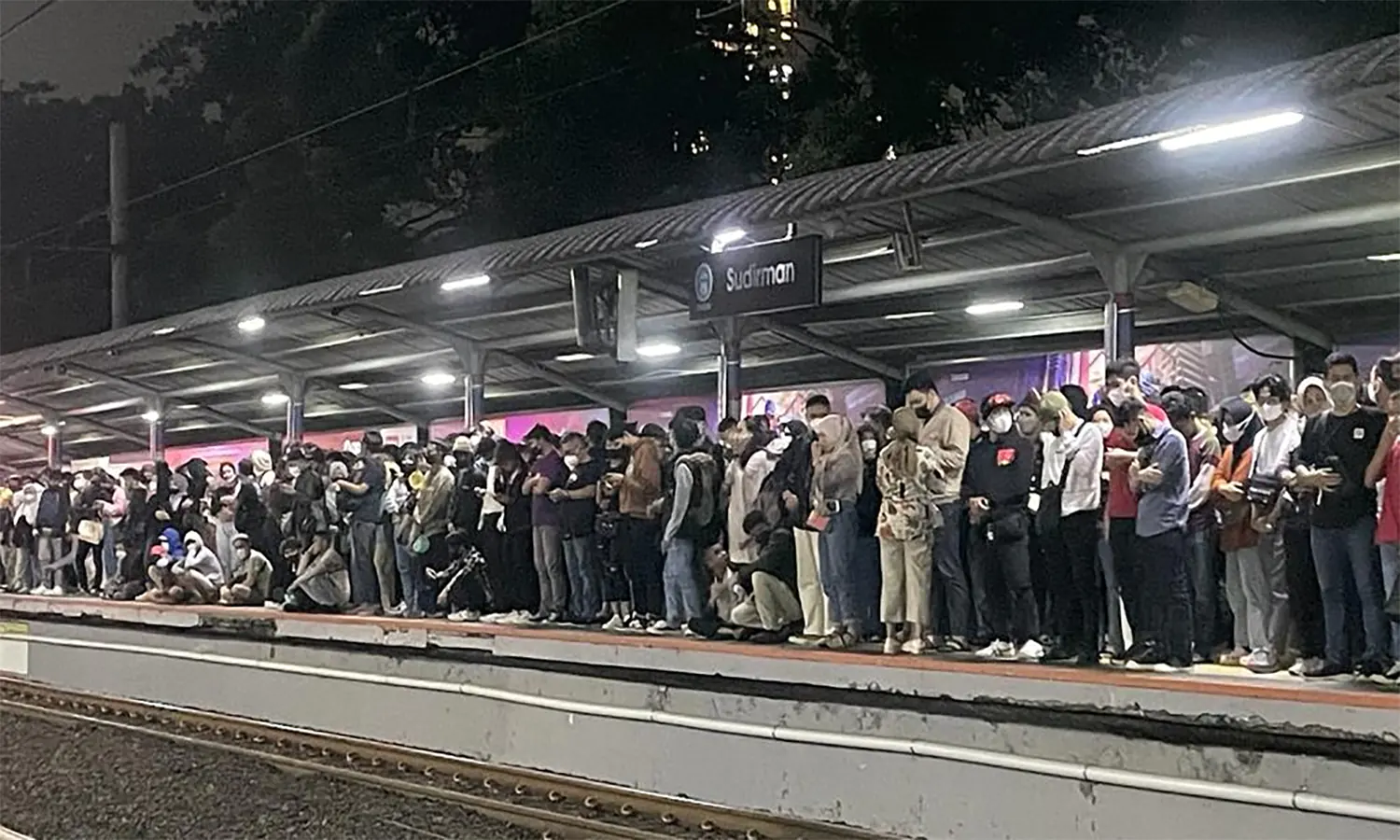 Kejar Kereta Terakhir, Penumpang Berdesakan di Stasiun Sudirman 