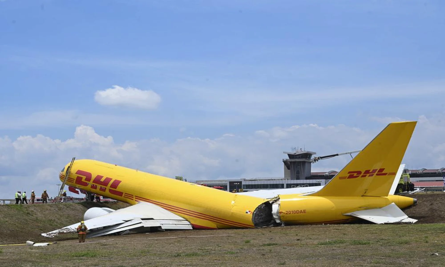 Pesawat Kargo DHL Tergelincir dan Terbelah Dua
