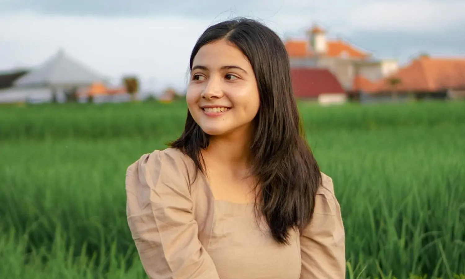 Mengulik Pesona Bulan Sutena, Si Cantik Bersuara Emas