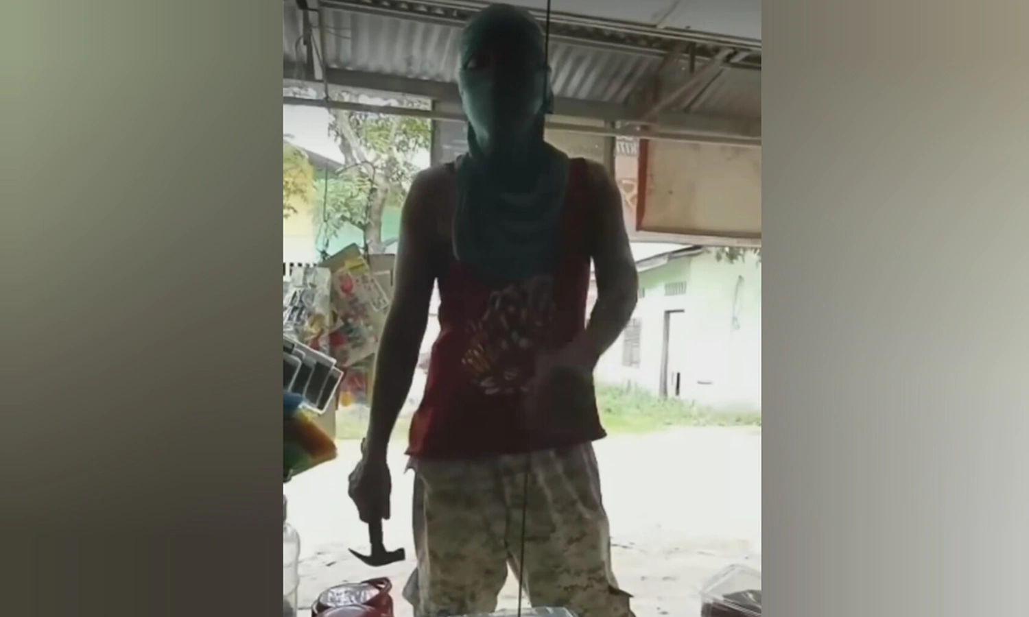 Preman Memalak Pedagang dengan Martil di Medan