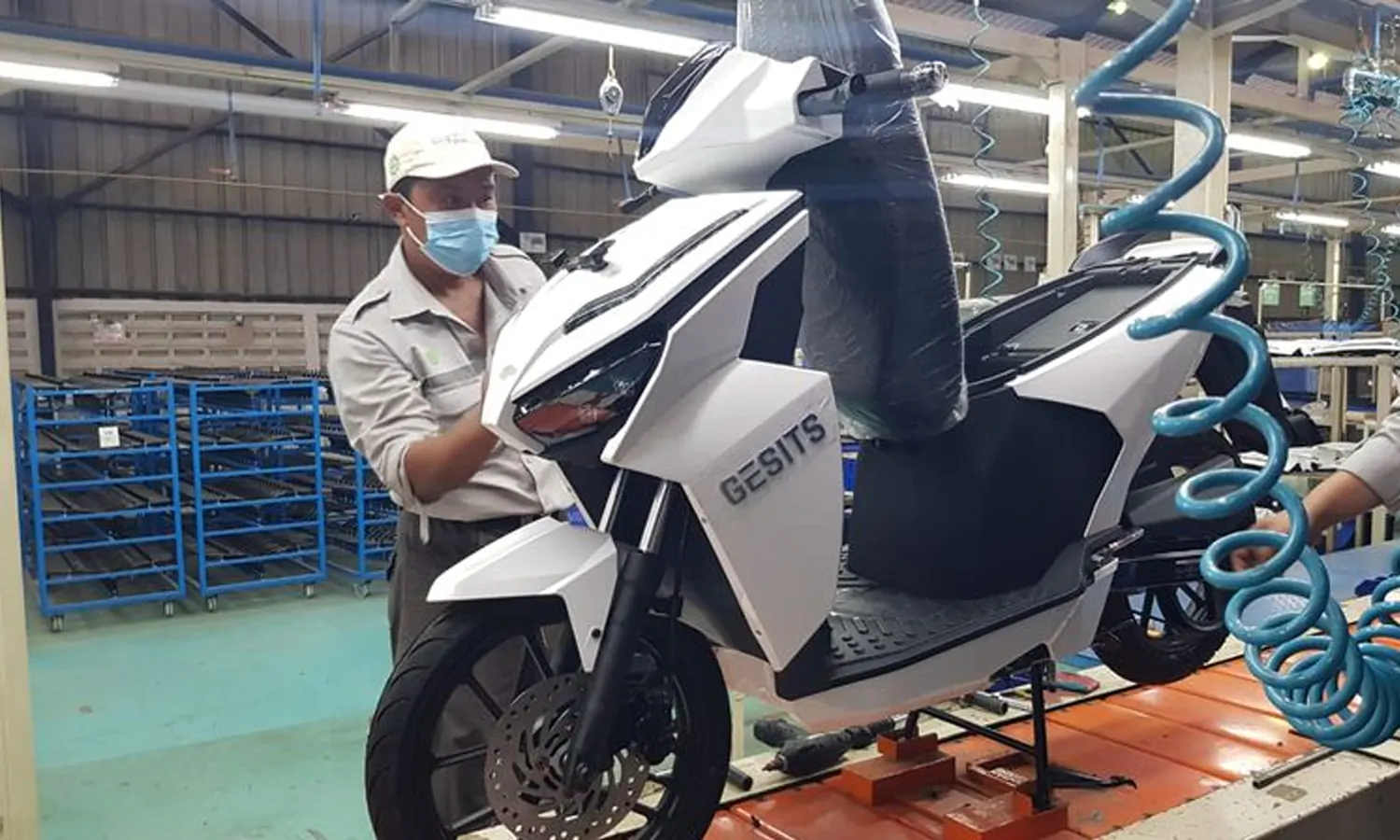 Gesits Ekpor Motor Listrik dan juga kirim Teknisi ke Senegal