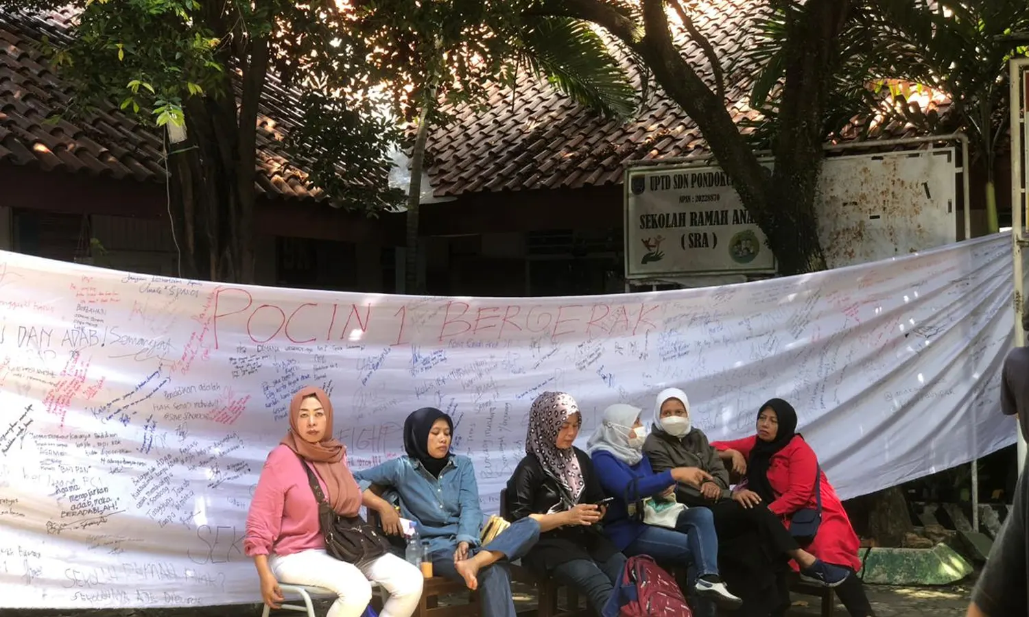 SDN Pondokcina I Depok Direlokasi, Pedagang Ikut Terdampak