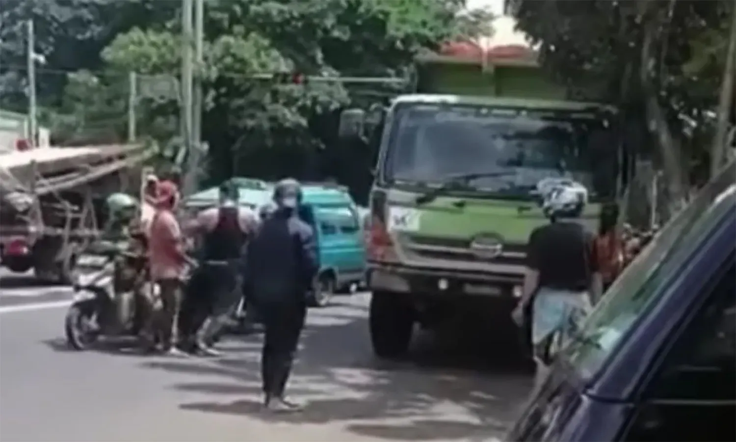 Dianiaya Pria Bertubuh Besar, Supir Truk di Cibubur Lapor ke Polisi!