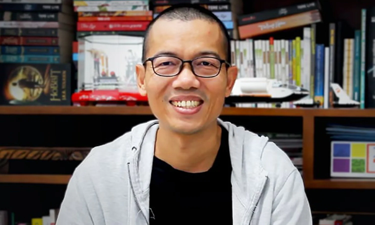 Profil dan Biodata Tere Liye, Deretan Novel, Film, Penghargaan dan Perjalanan Kariernya