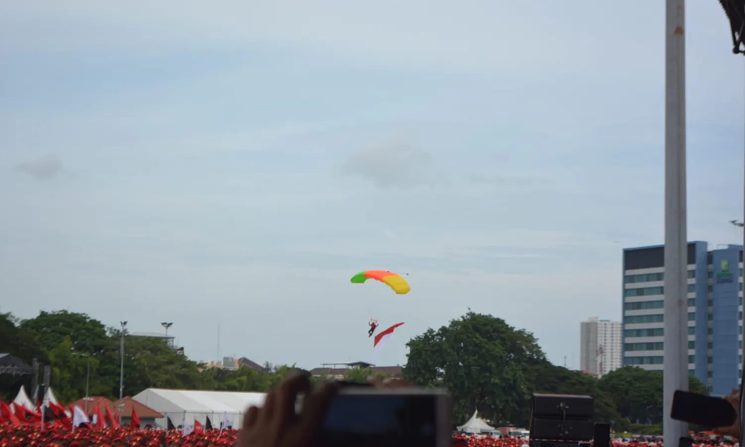 Aksi Terjun Payung Meriahkan Acara HUT PDIP ke-50