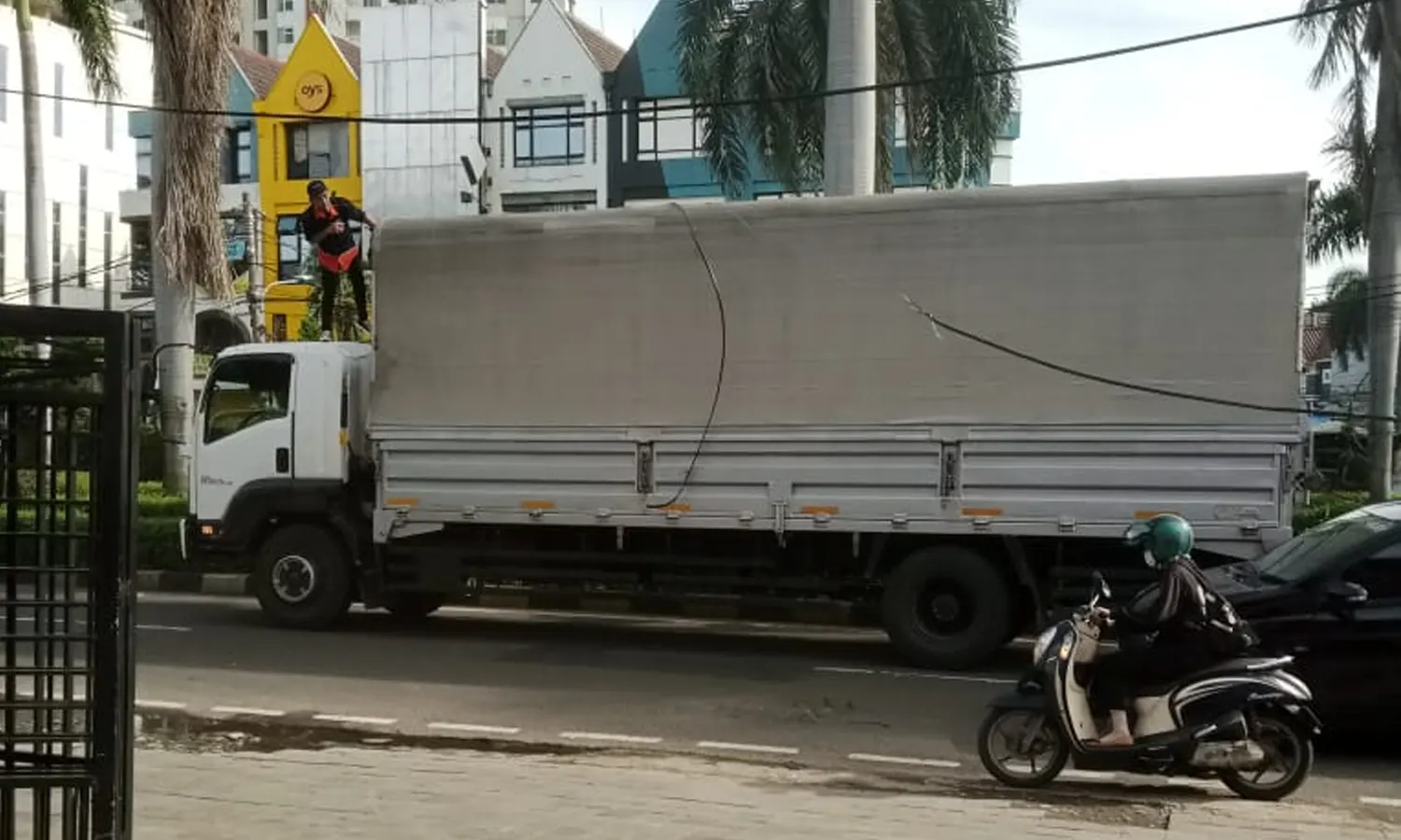 Ini Penampakan Truk yang Menyebabkan Kabel Fiber BTS XL Putus Akibat Tersangkut