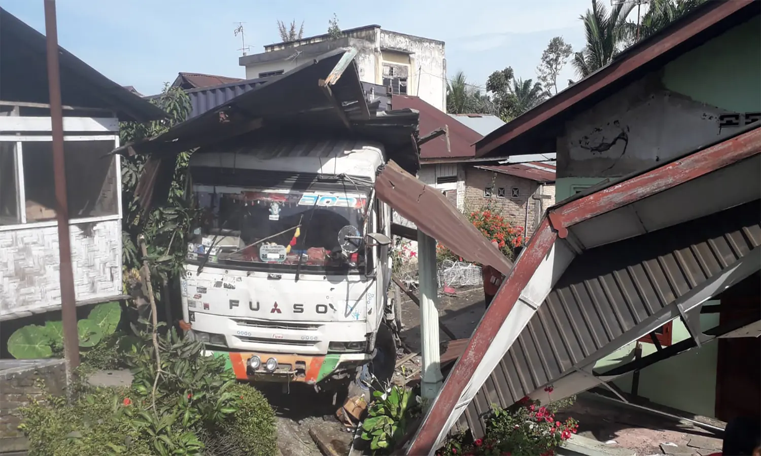 2 Rumah di Tebing Tinggi Hancur Ditabrak Truk KontainerÂ 
