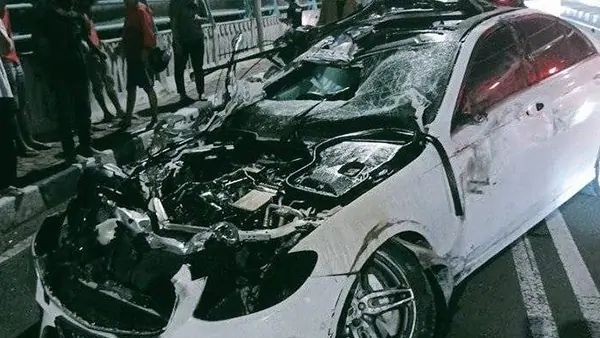 Tabrak Pembatas Jalan di Flyover Permata Hijau, Mobil Mercy Putih Ringsek Parah