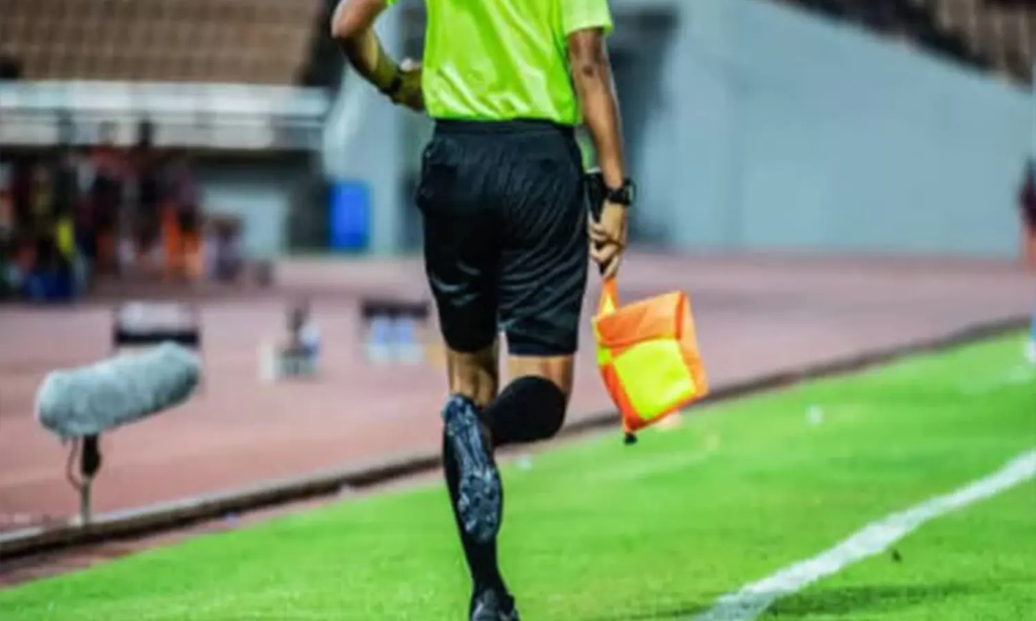 Kiprah Hakim Garis: Penjaga Keadilan di Sepak Bola, Apa Saja Tugasnya?
