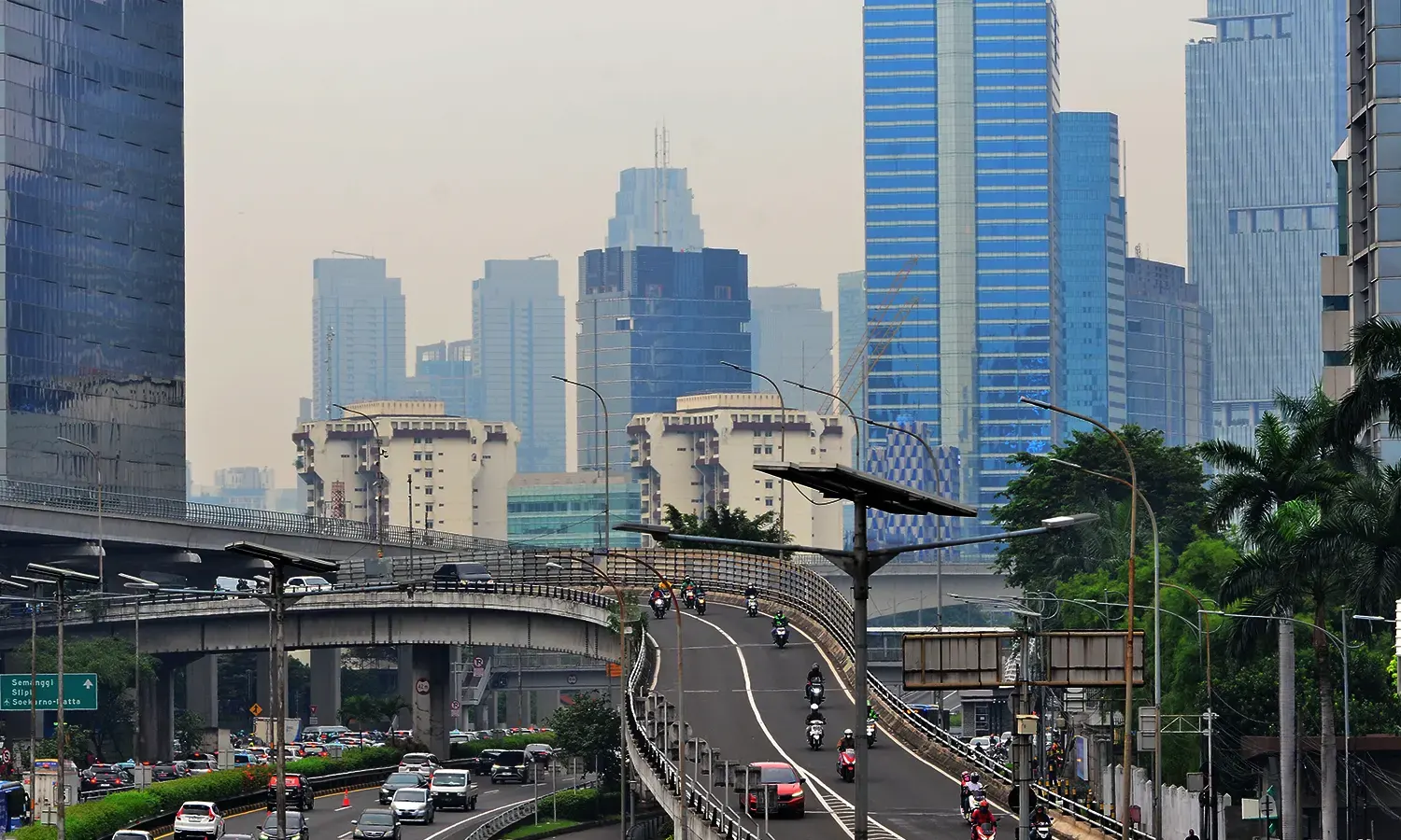 Penyemprotan Water Mist dari Atas Gedung Tinggi untuk Tekan Polusi Udara